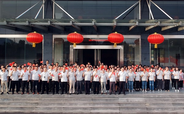公司領(lǐng)導班子與職工代表合影留念.jpg